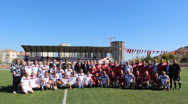 FUTBOLDA NOSTALJİ: ESKİ FUTBOLCULAR SAHAYA ÇIKTI...