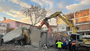 SUNGURLULU KEPÇE OPERATÖRÜ ENKAZ ALTINDA KALDI