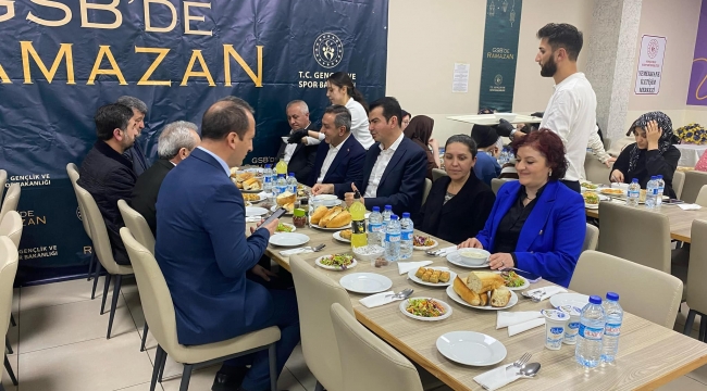 KAYMAKAM VE BAŞKAN ÖĞRENCİLERLE İFTAR YAPTI